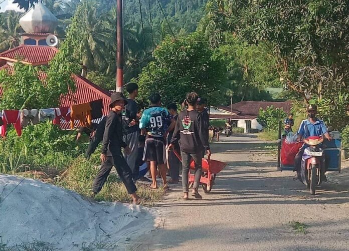 PC dan PR LSKM Kecamatan Anjungan Lakukan Bakti Sosial Jelan Hari Raya Idul Fitri